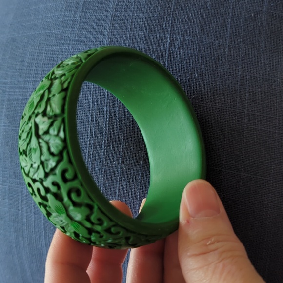 Vintage Forrest Green Faux Carved Asian Floral Cinnabar Bangle Maiden Size - Picture 8 of 8